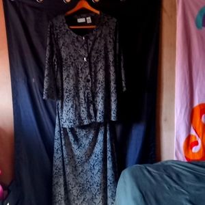 Jaclyn Smith 3/4sleeve button up top with matching skirt.Size X-large.